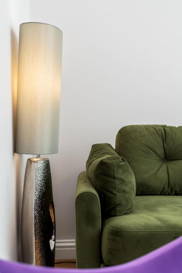 Lovely Garden Apartment In Wimbledon Town Centre With Private Parking By Wimbledon Holiday Lets Londres Extérieur photo