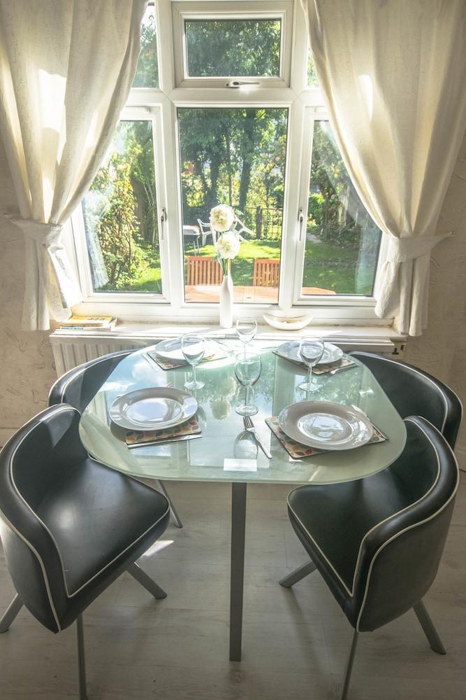 Lovely Garden Apartment In Wimbledon Town Centre With Private Parking By Wimbledon Holiday Lets Londres Extérieur photo